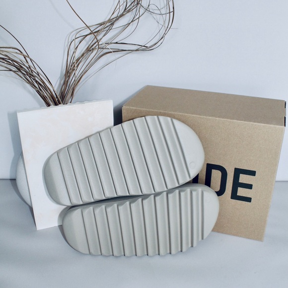 YEEZY Slide ‘Bone’ - Picture 3 of 4